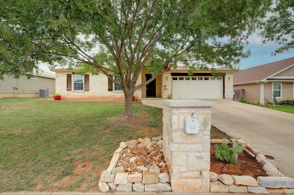 209 Green Oaks Loop, Fredericksburg, TX 78624, Presented by Yolanda